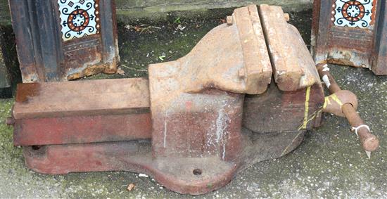 Early 20th century iron vice